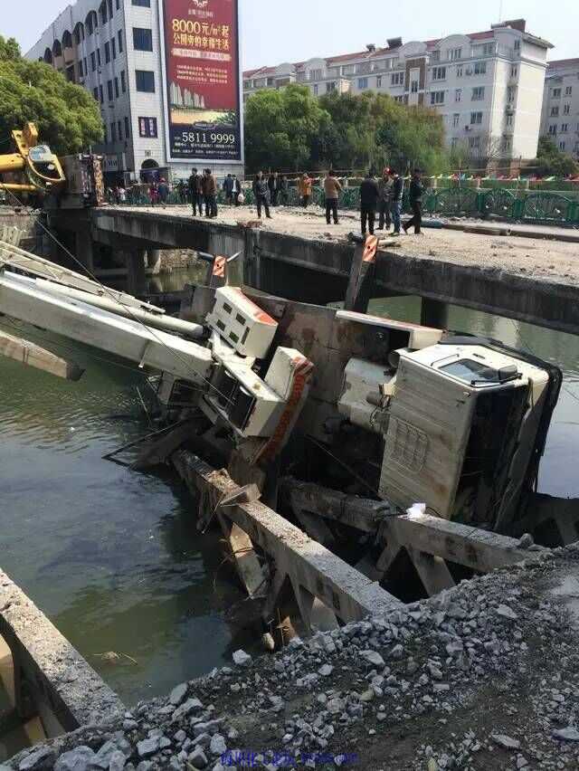 吊车施工造成桥梁坍塌事故